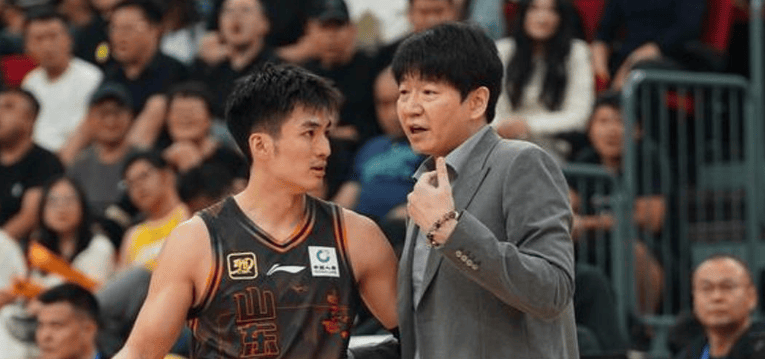 易胜博体育-山东男篮险胜江苏邱彪再次恶心球迷：两嫡系球员光腚推磨转圈丢人